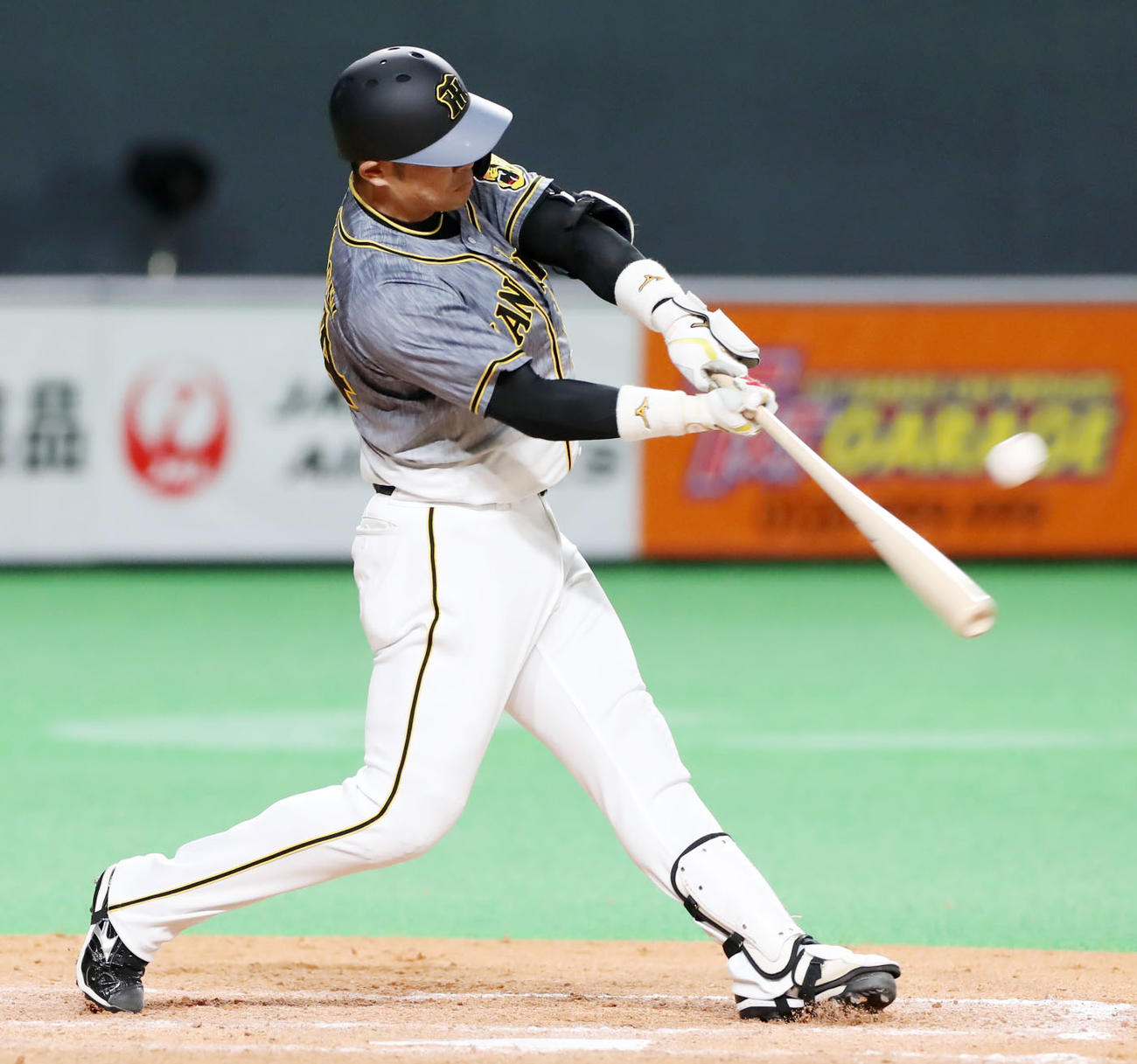 日本ハム対阪神　9回表阪神2死二塁、代打原口は左越え適時二塁打を放つ（撮影・加藤哉）