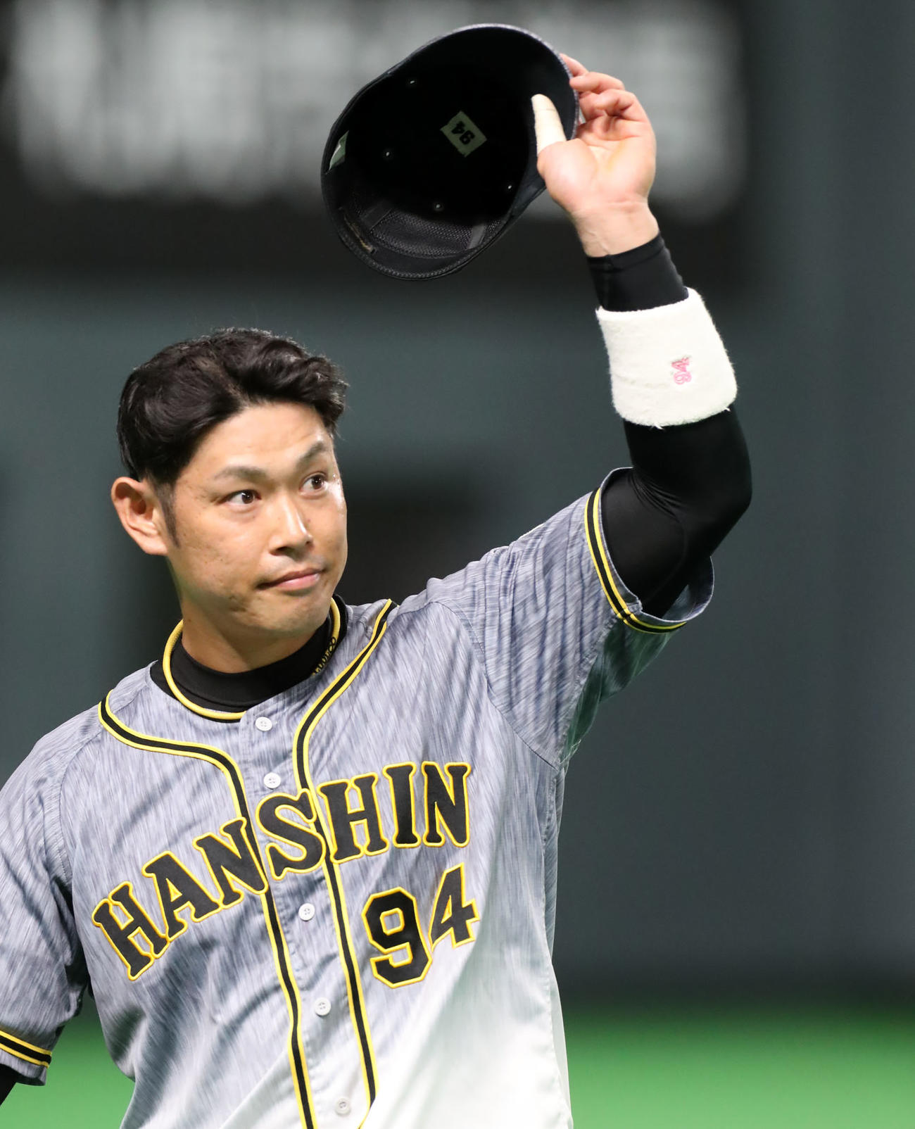 日本ハム対阪神　ヒーローインタビューを終えスタンドに手を振る原口（撮影・加藤哉）