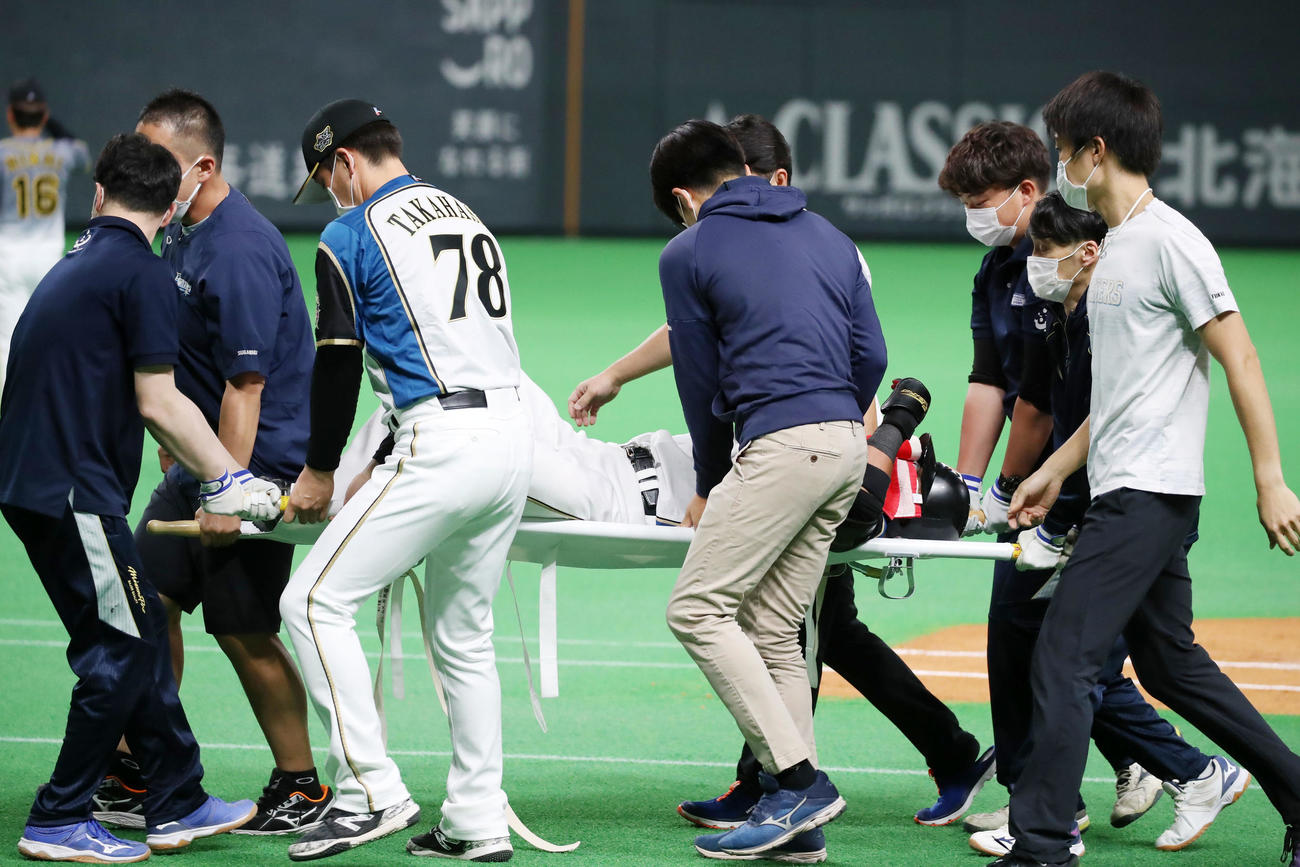 日本ハム対阪神　3回裏日本ハム1死満塁、中田は三ゴロを放ち一塁を越えたところで負傷し交代（撮影・加藤哉）
