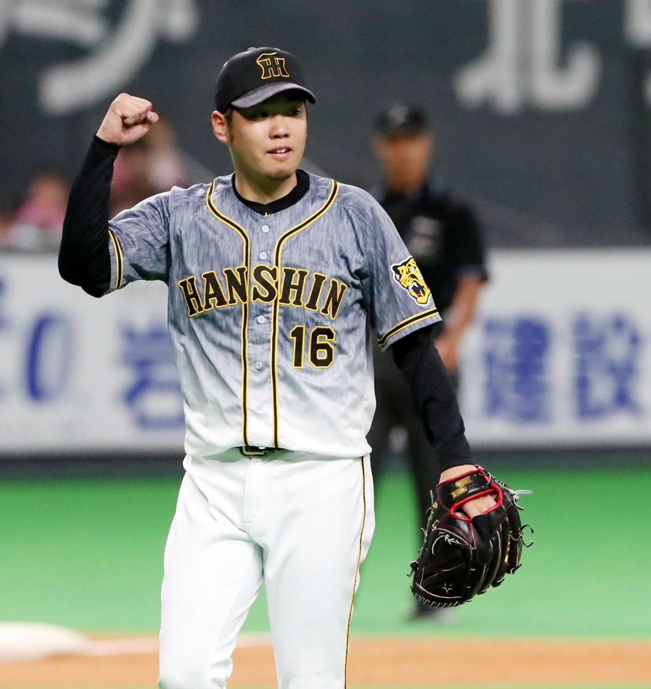 日本ハム対阪神　3回裏日本ハム2死二、三塁、西勇は王の打球を中野が捕球しガッツポースを見せる（撮影・加藤哉）