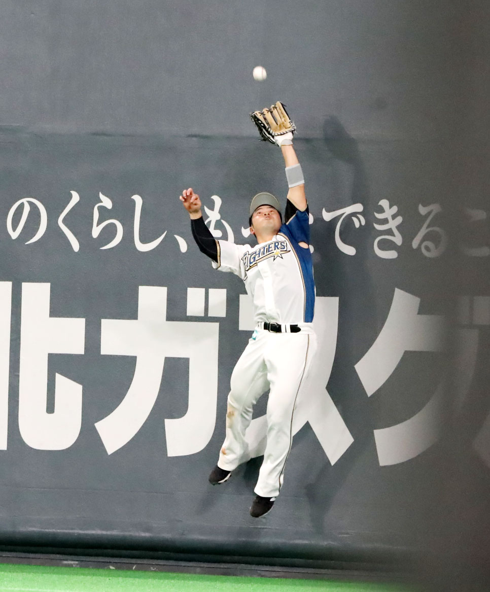 日本ハム対阪神　6回表阪神2死、近藤はサンズの飛球をジャンプして好捕（撮影・加藤哉）