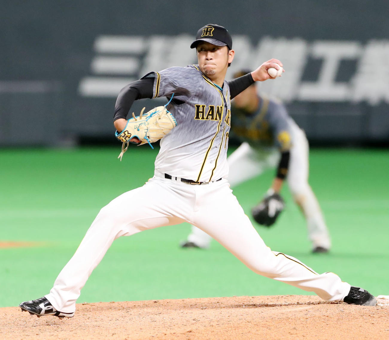 日本ハム対阪神　6回裏、阪神2番手で登板する岩貞（撮影・加藤哉）