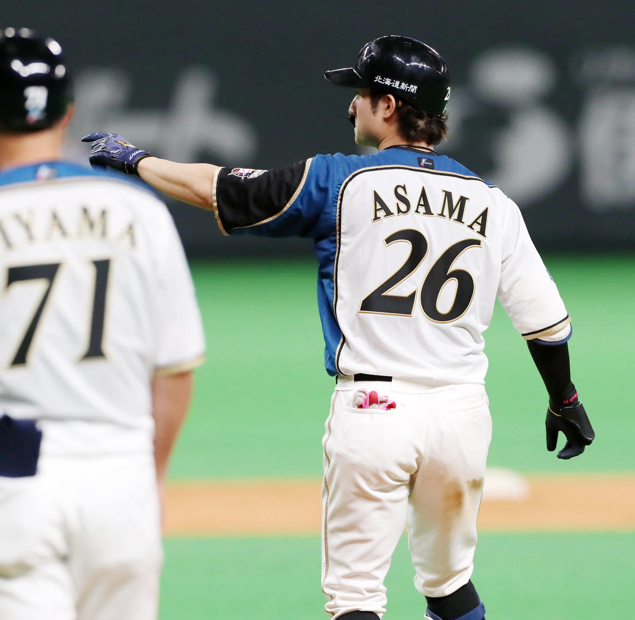 日本ハム対阪神　6回裏日本ハム2死一、三塁、浅間は中前適時打を放ちベンチに向かってポーズを決める（撮影・加藤哉）