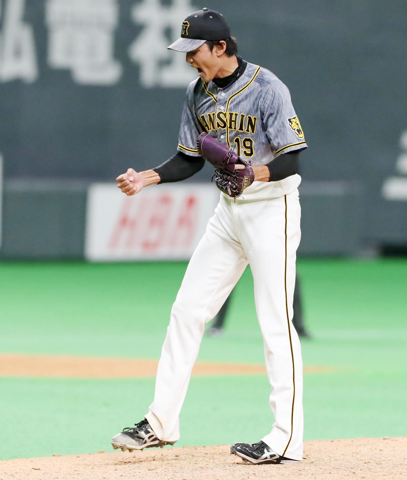 日本ハム対阪神　7回裏西勇輝2死一塁、阪神3番手で登板した藤浪は渡辺から三振を奪うとマウンド上で大きく吠えガッツポーズを見せた（撮影・加藤哉）