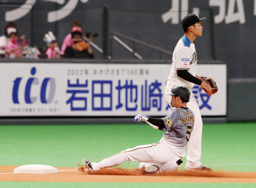 日本ハム対阪神　1回表阪神無死、近本は中越え三塁打を放つ（撮影・加藤哉）