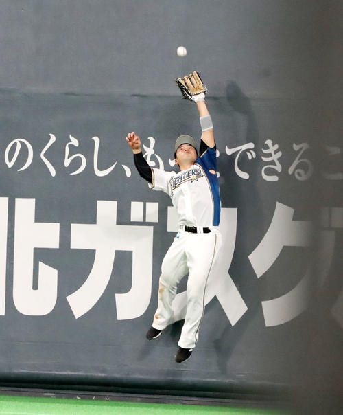 日本ハム対阪神　6回表阪神2死、近藤はサンズの飛球をジャンプして好捕（撮影・加藤哉）