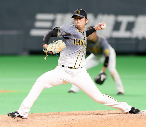 日本ハム対阪神　6回裏、阪神2番手で登板する岩貞（撮影・加藤哉）