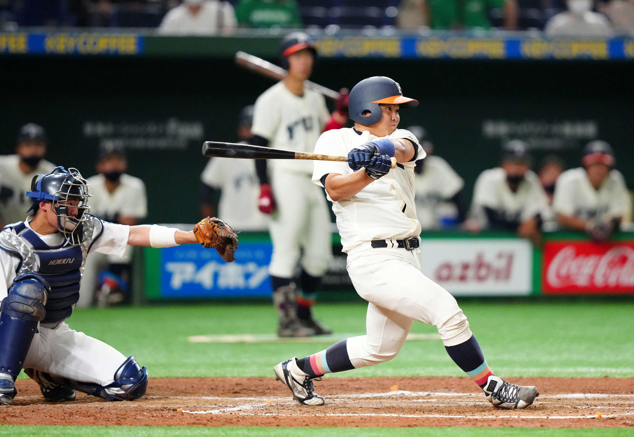 北海学園大対福井工大　2回裏、満塁本塁打を放つ福井工大・長峯（撮影・江口和貴）