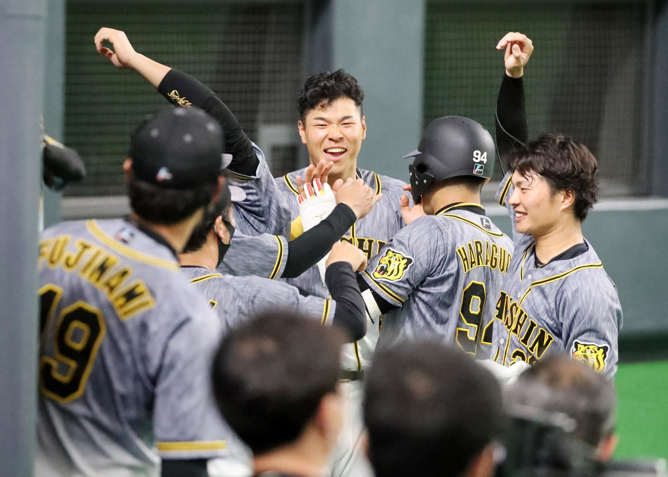 日本ハム対阪神　9回表阪神2死二塁、左越え適時二塁打を放ち代走が送られベンチに戻った代打原口を迎えるナイン笑顔の佐藤輝らナインたち（撮影・加藤哉）