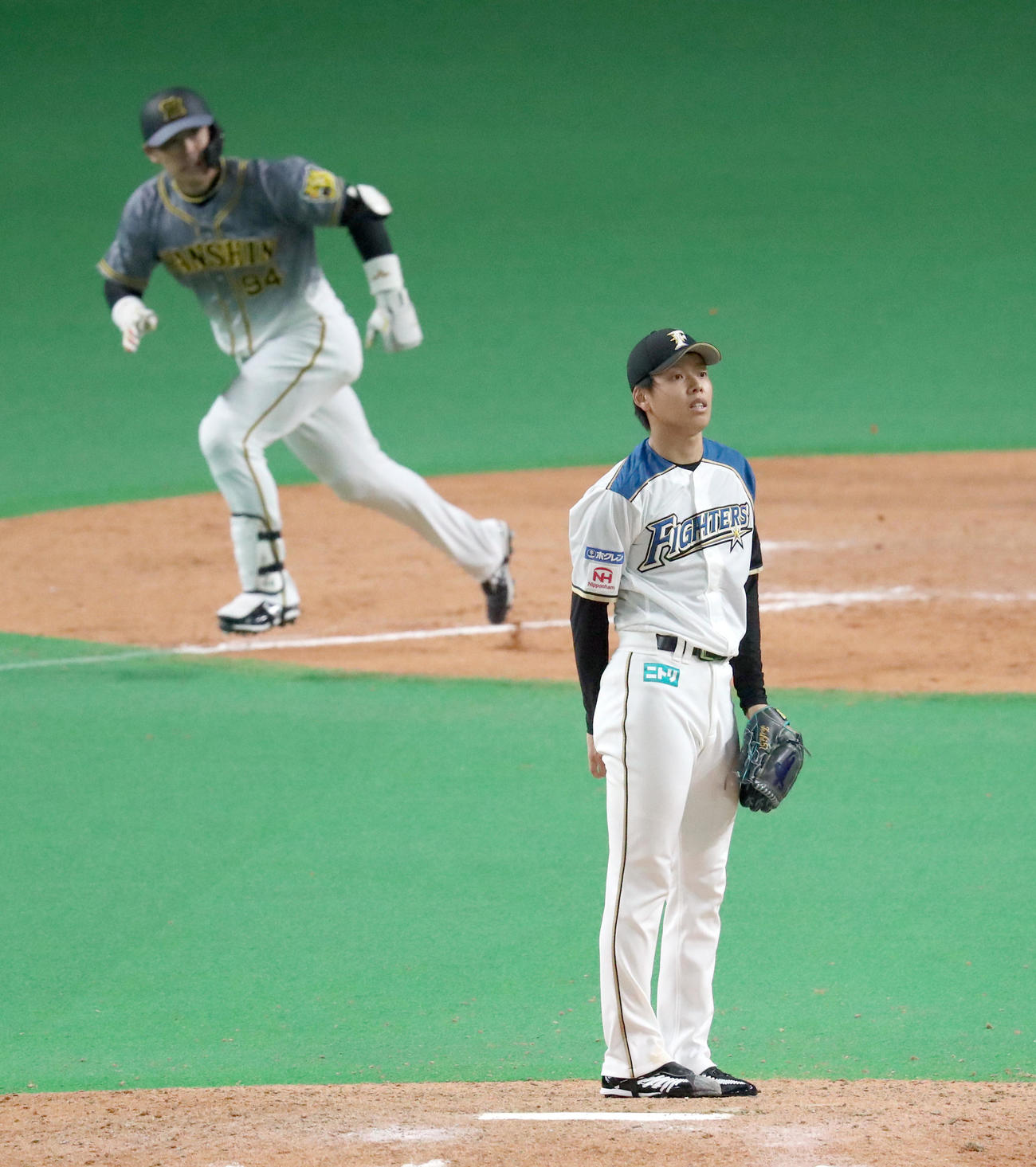 日本ハム対阪神　9回表阪神2死二塁、原口に勝ち越しとなる適時二塁打を打たれる日本ハム杉浦（撮影・佐藤翔太）