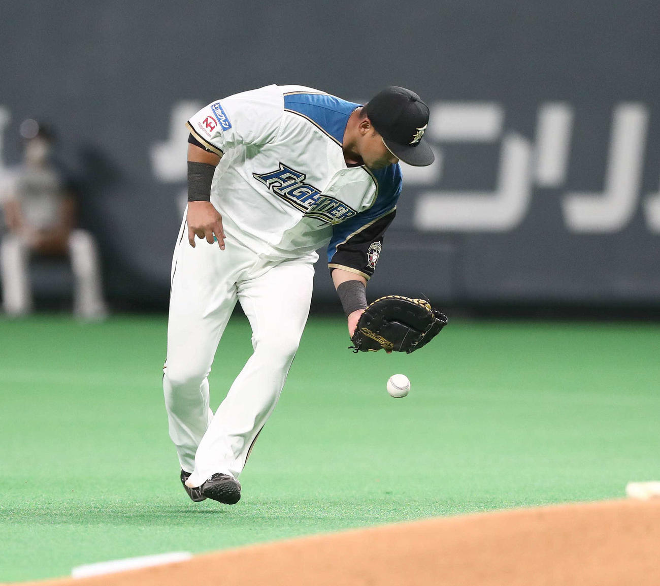 日本ハム対阪神　1回表阪神無死満塁、大山の打球をはじく一塁手中田（撮影・黒川智章）