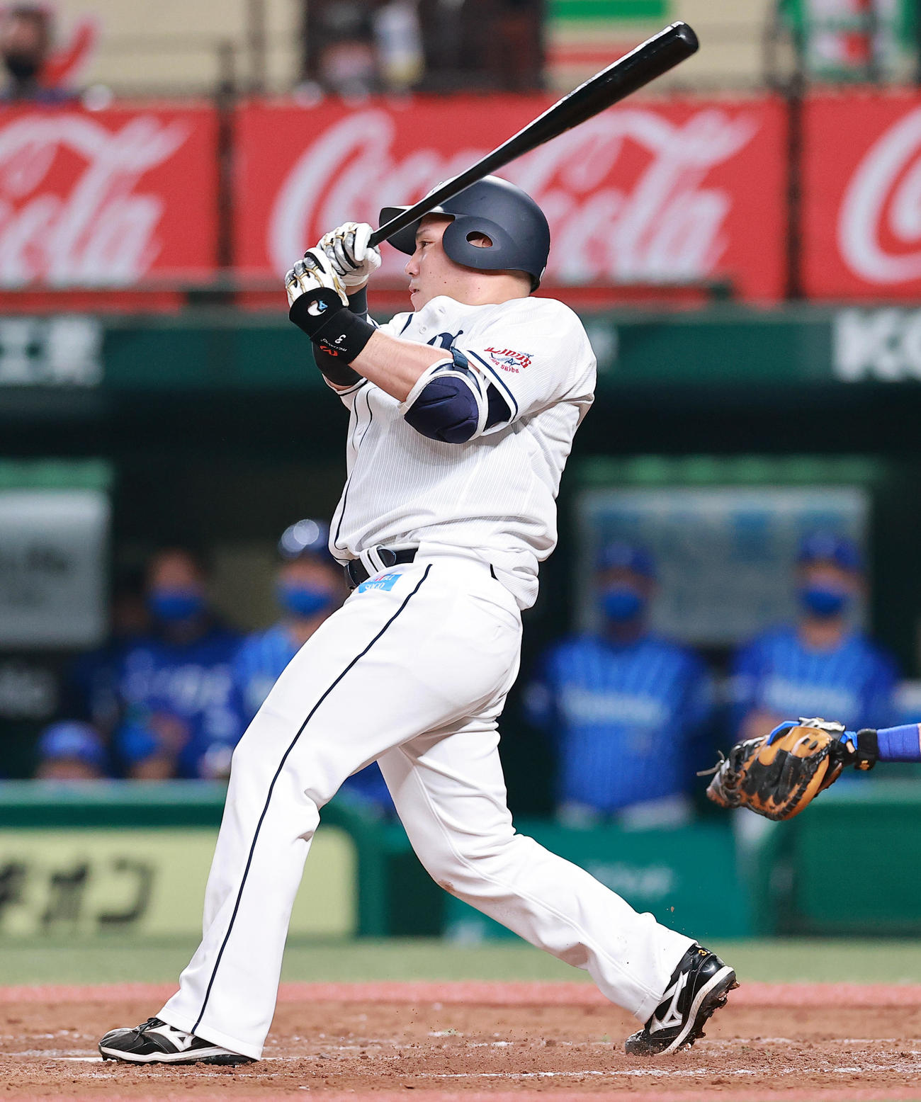 西武対DeNA 4回裏西武無死一、三塁、山川は投手強襲の適時内野安打を放つ（撮影・浅見桂子）