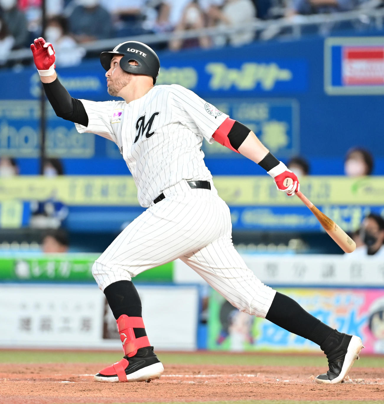 ロッテ対ヤクルト　1回裏ロッテ2死一、二塁、レアードは2点右二塁打を放つ（撮影・小沢裕）