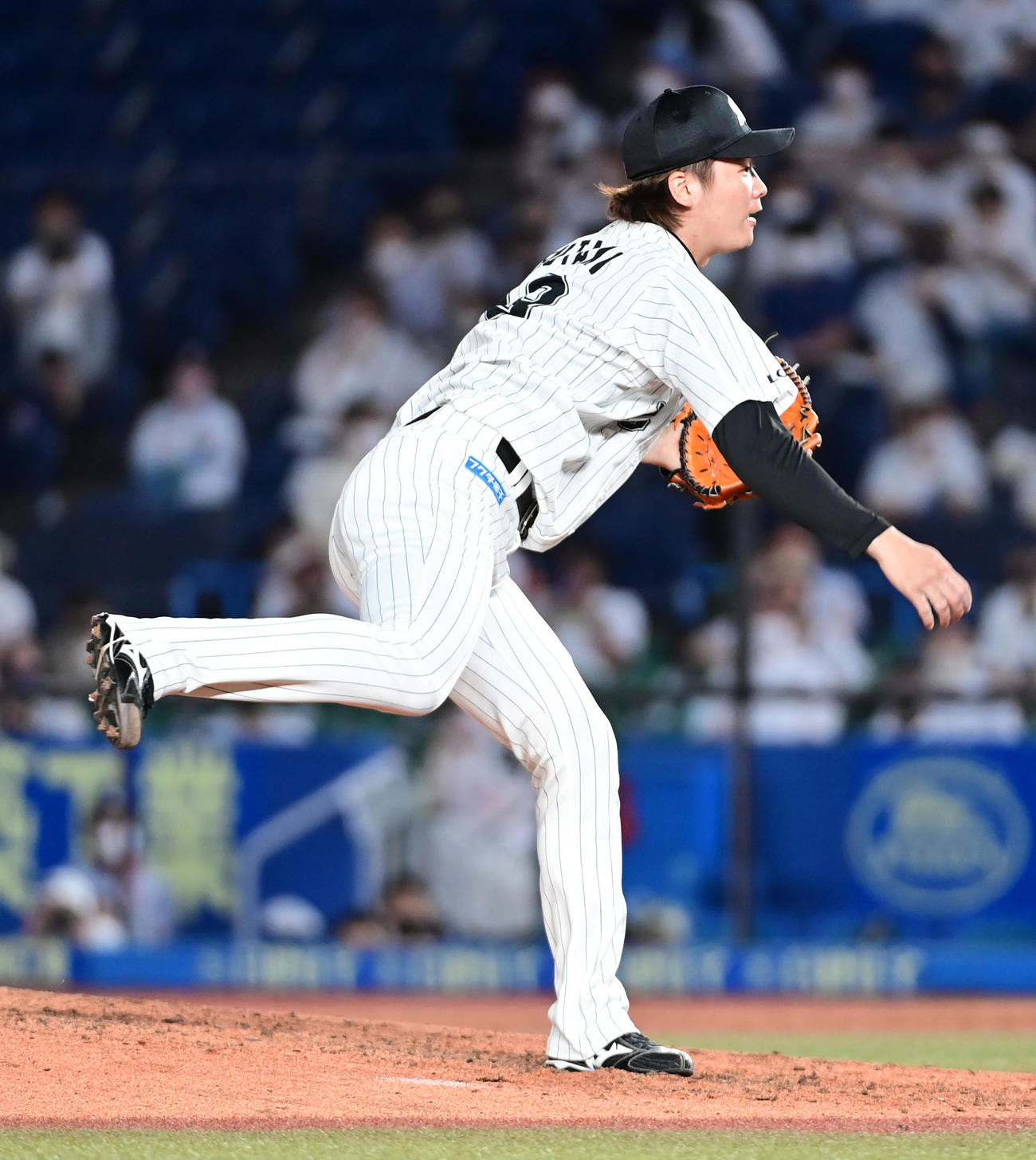 ロッテ対ヤクルト　ロッテ先発の二木（撮影・小沢裕）