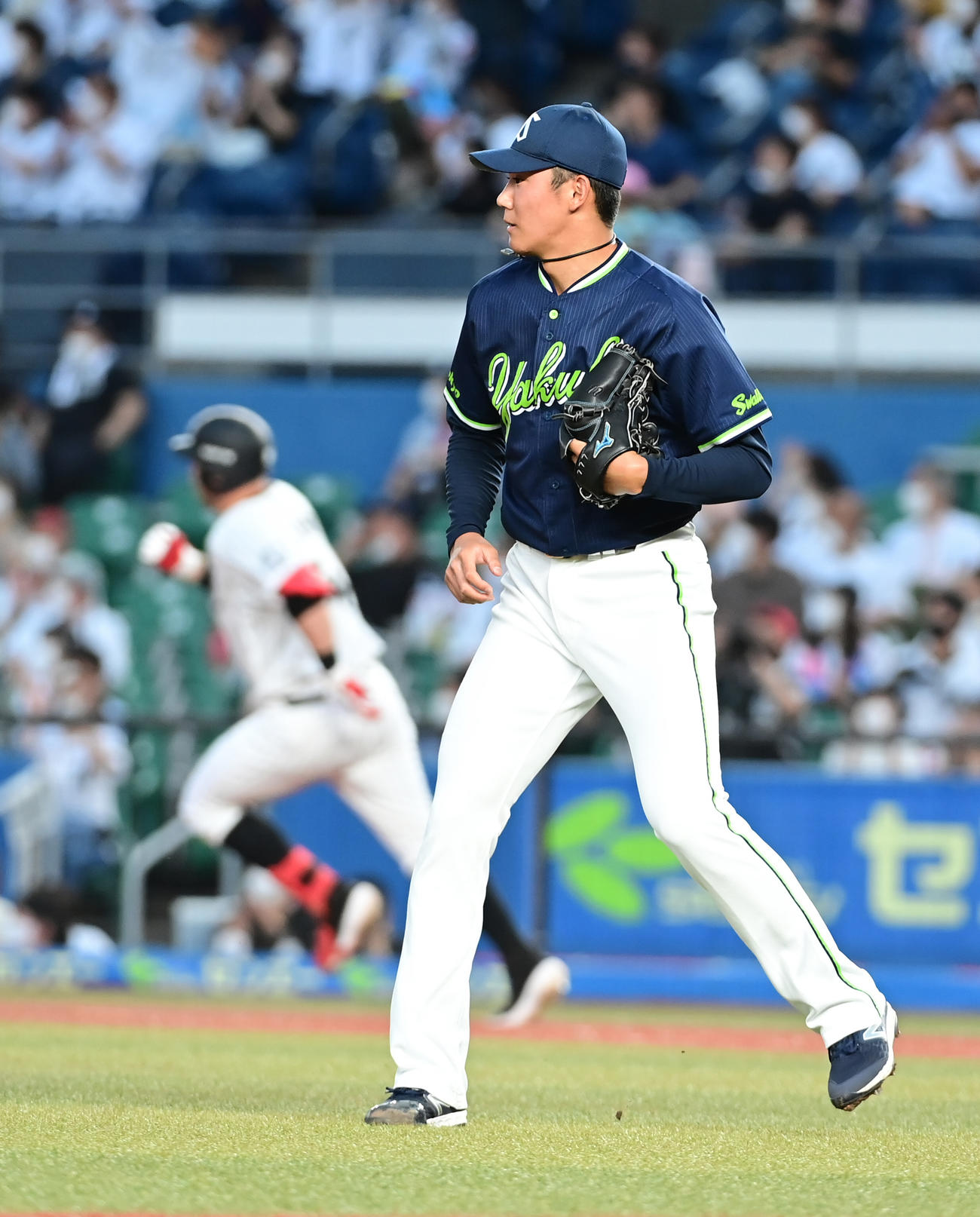 ロッテ対ヤクルト　1回裏ロッテ2死一、二塁、ヤクルト先発の奥川（右）はレアードに2点右二塁打を許す（撮影・小沢裕）