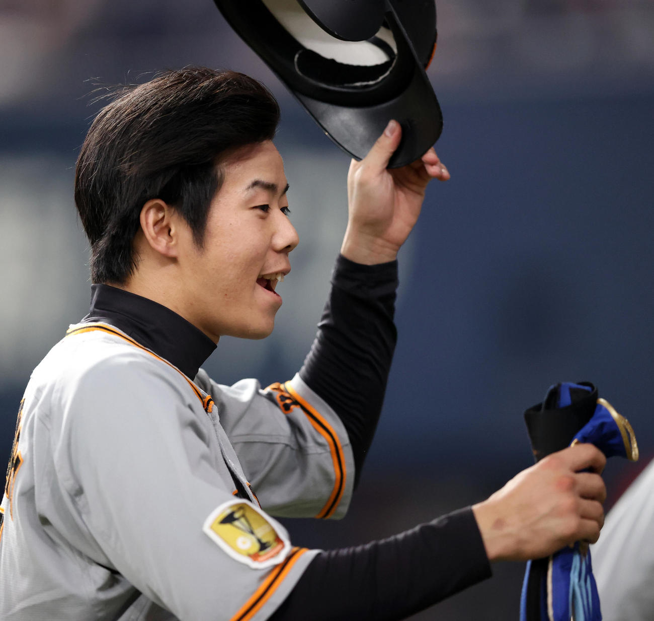 オリックス対巨人　9回表を終え、この回に、適時三塁打を放った松原はベンチに迎えられる（撮影・狩俣裕三）