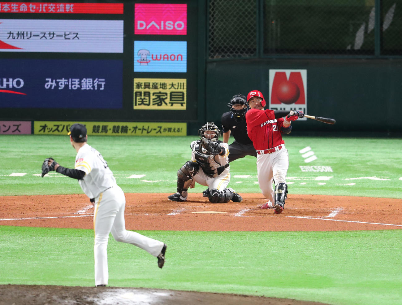 7回表広島2死、会沢翼は左越えに同点本塁打を放つ（撮影・梅根麻紀）