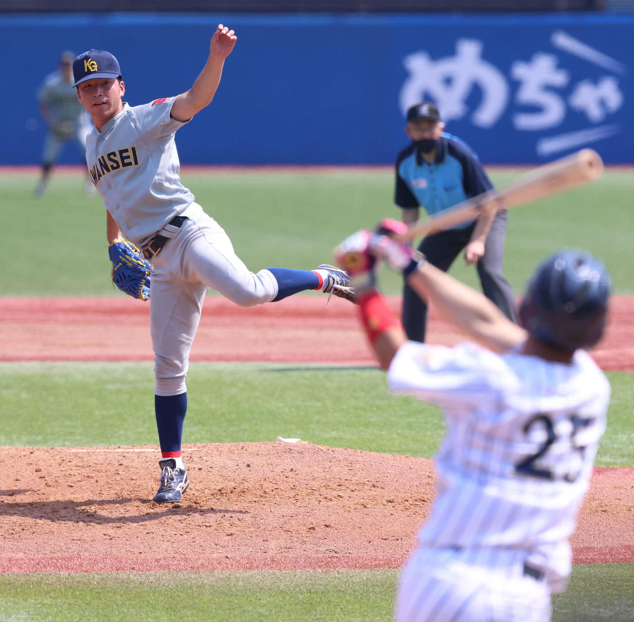 松山大対関学大　2回表松山大2死一塁、山田を空振り三振に仕留める黒原（撮影・河野匠）