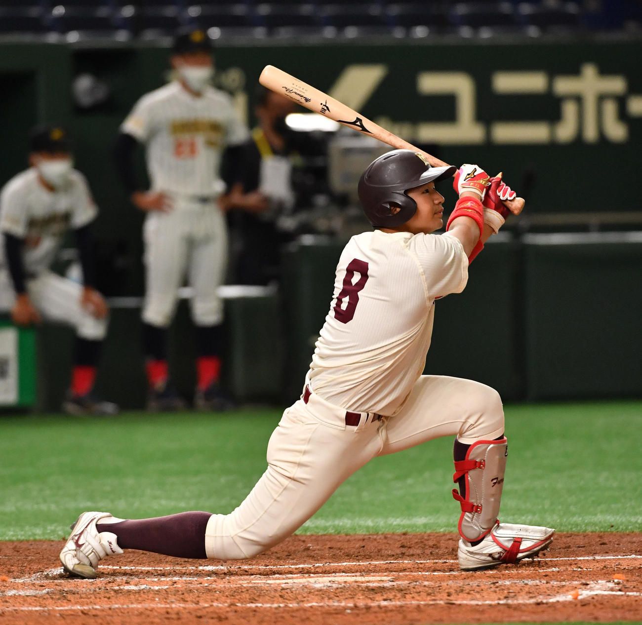 福岡大対広島経大　4回裏福岡大1死二塁、本多は右中間に適時二塁打を放つ（撮影・柴田隆二）