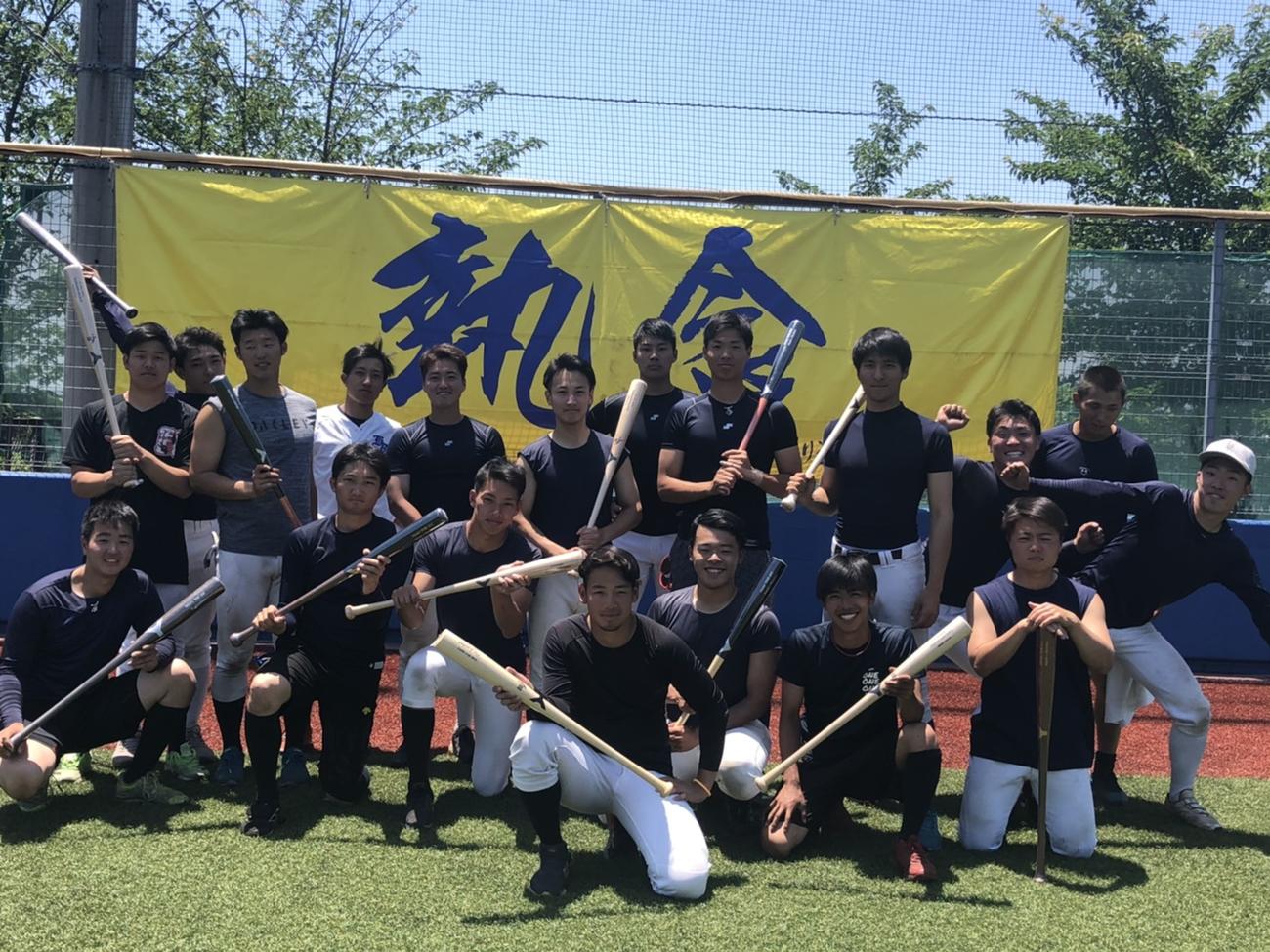 阪神近本から贈られたバットを手に笑顔を見せる関学大の選手たち（関学大硬式野球部提供）