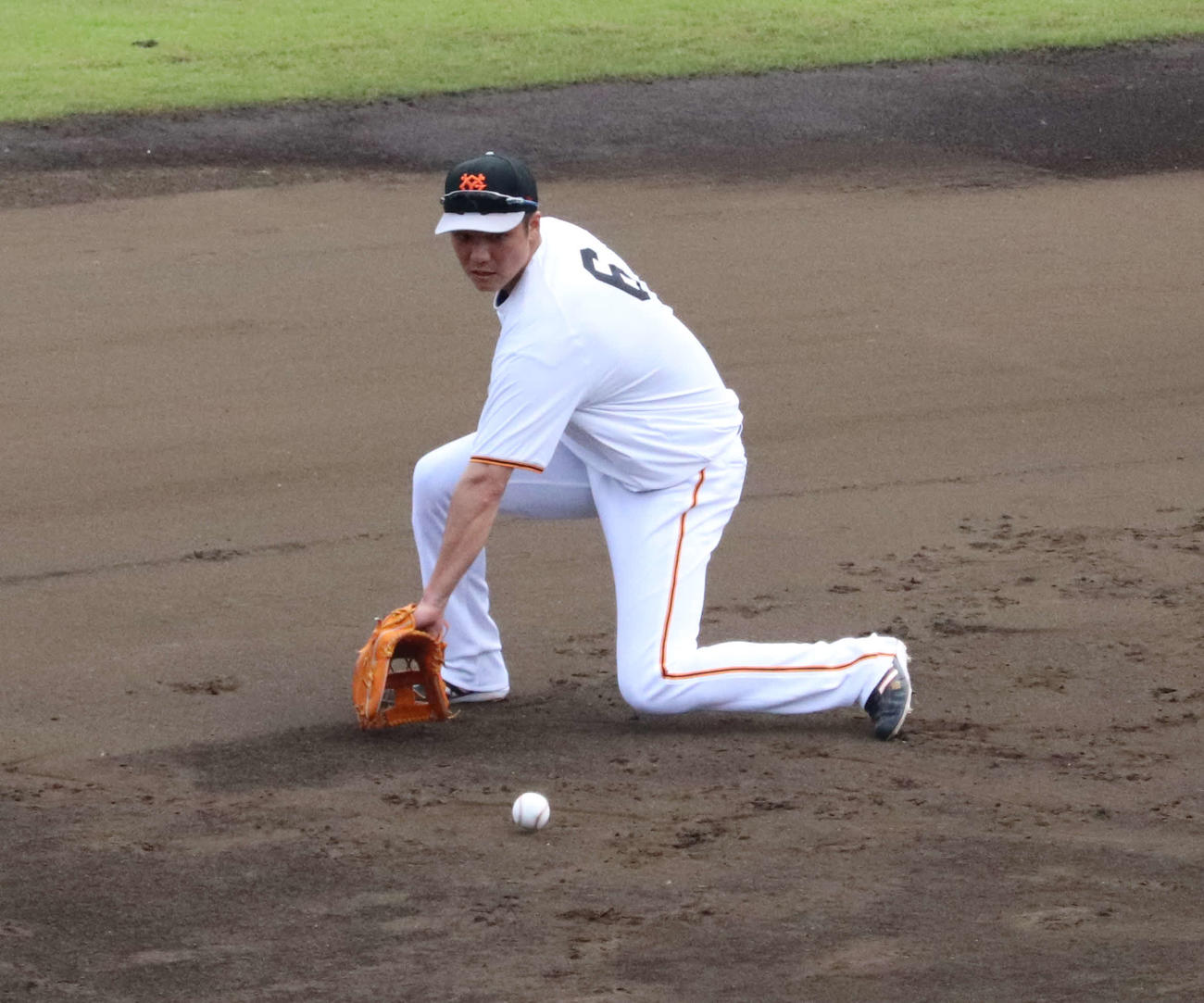 イースタン・リーグ巨人対DeNA　試合前練習でノックを受ける巨人坂本（撮影・小早川宗一郎）