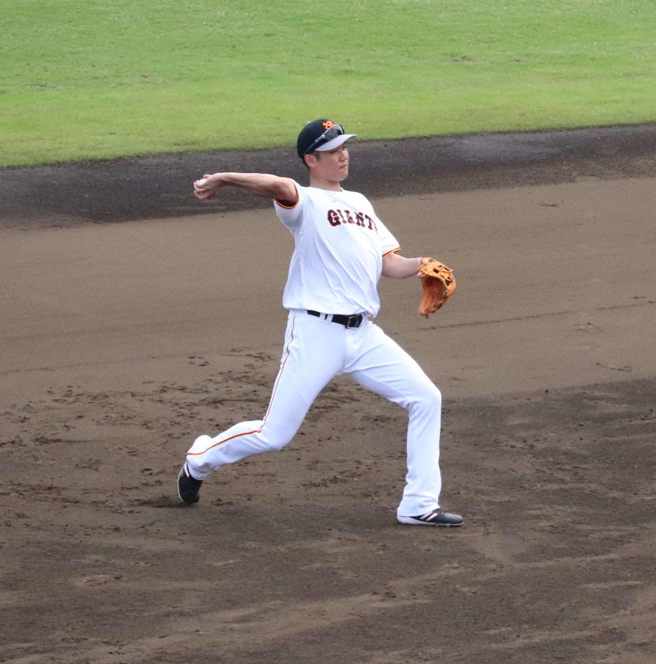 イースタン・リーグ巨人対DeNA　試合前練習でノックを受ける巨人坂本（撮影・小早川宗一郎）