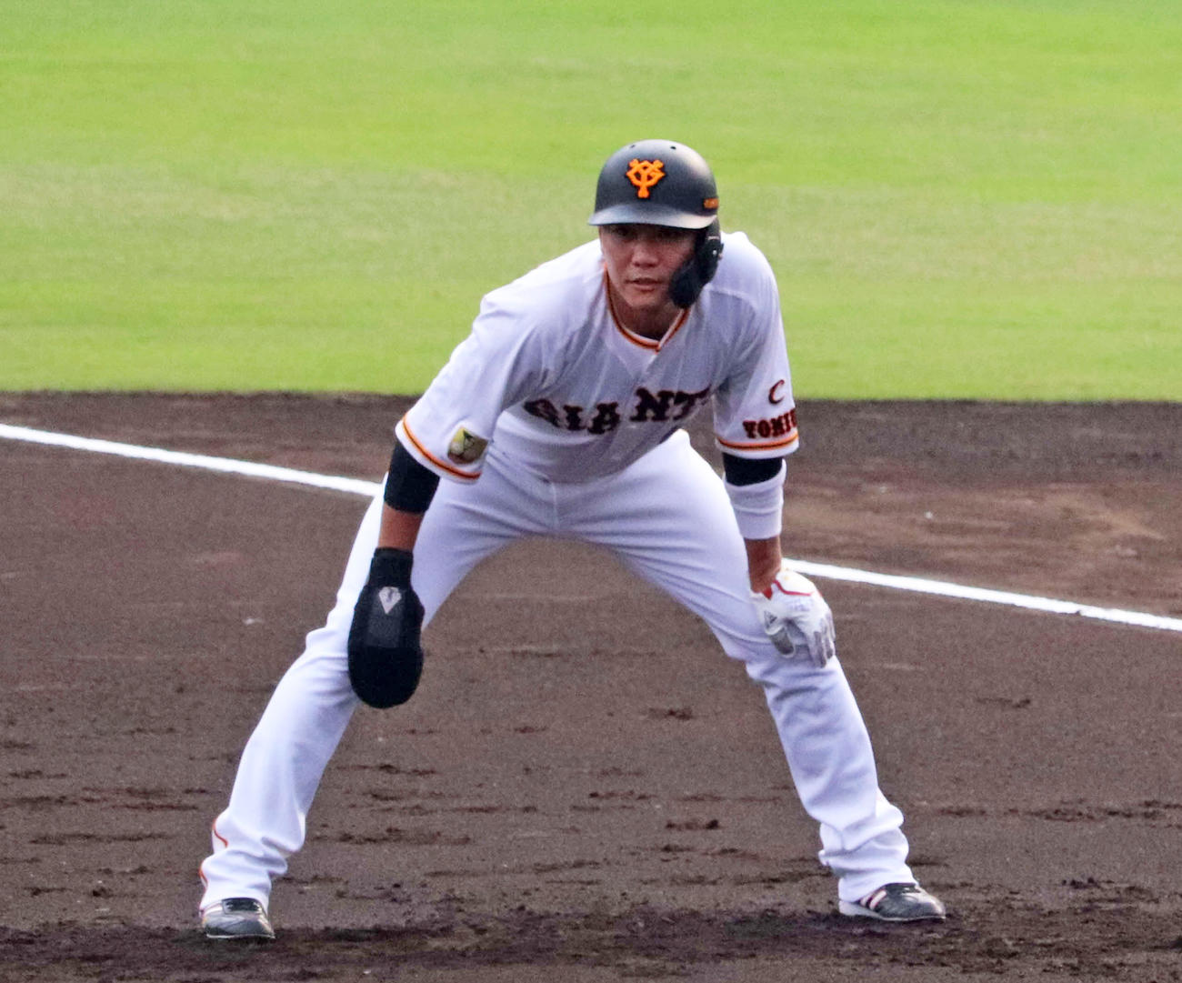 1回1死一塁、四球で出塁した巨人坂本勇人は右手に「走塁ガード手袋」を装着（撮影・小早川宗一郎）