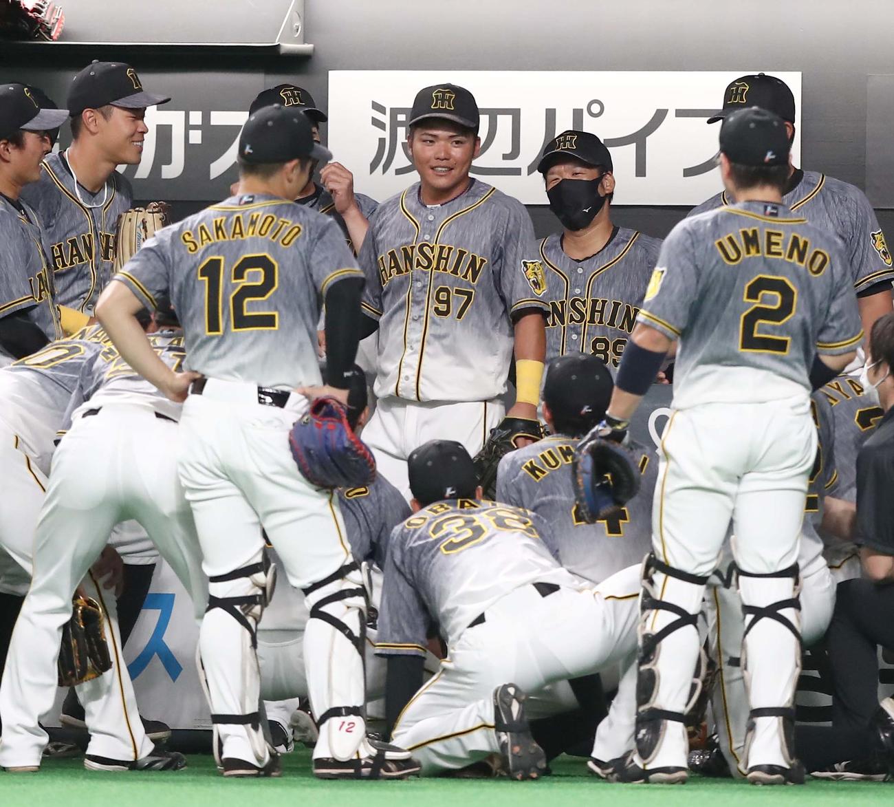 日本ハム対阪神　試合前の円陣で声出しをする小野寺（中央）（撮影・黒川智章）