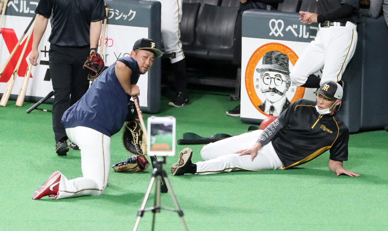 日本ハム対阪神　中田（左）と話す糸井（撮影・加藤哉）