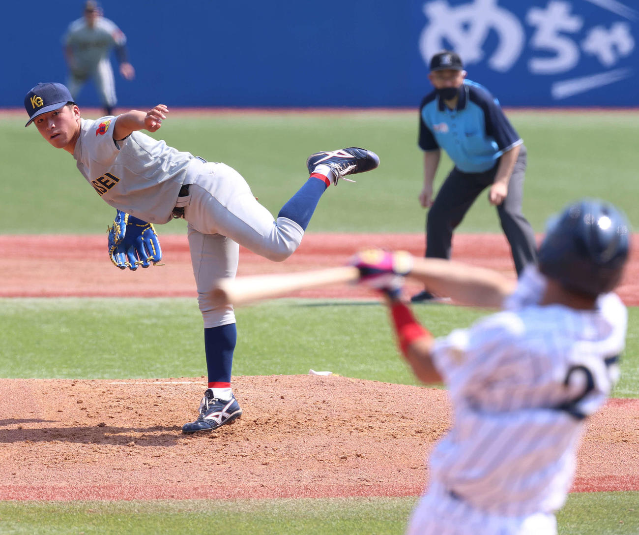 松山大対関学大　2回表松山大2死一塁、山田を空振り三振に仕留める黒原（撮影・河野匠）