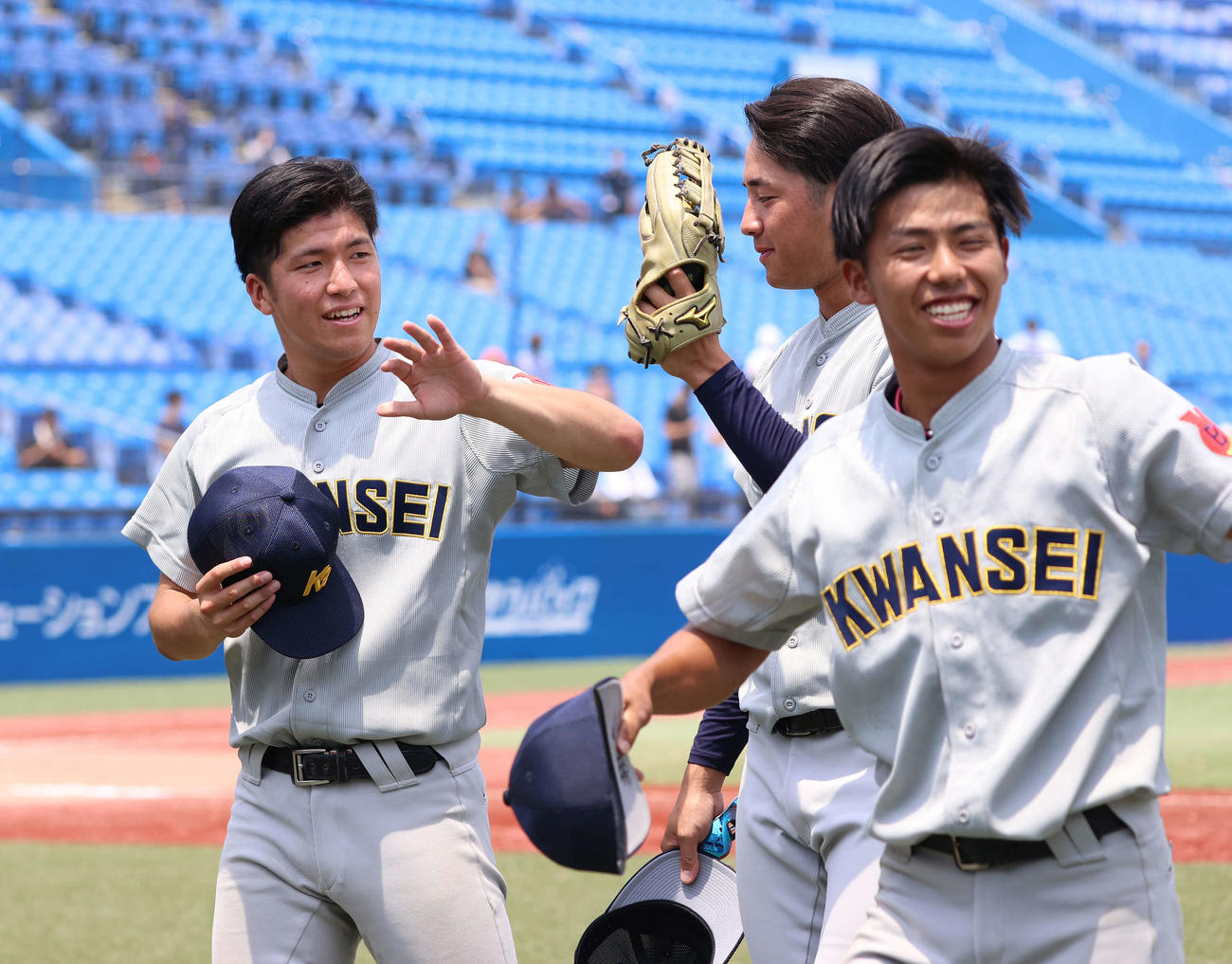 松山大対関学大　松山大を下し、ナインと喜び合う黒原（左）（撮影・河野匠）