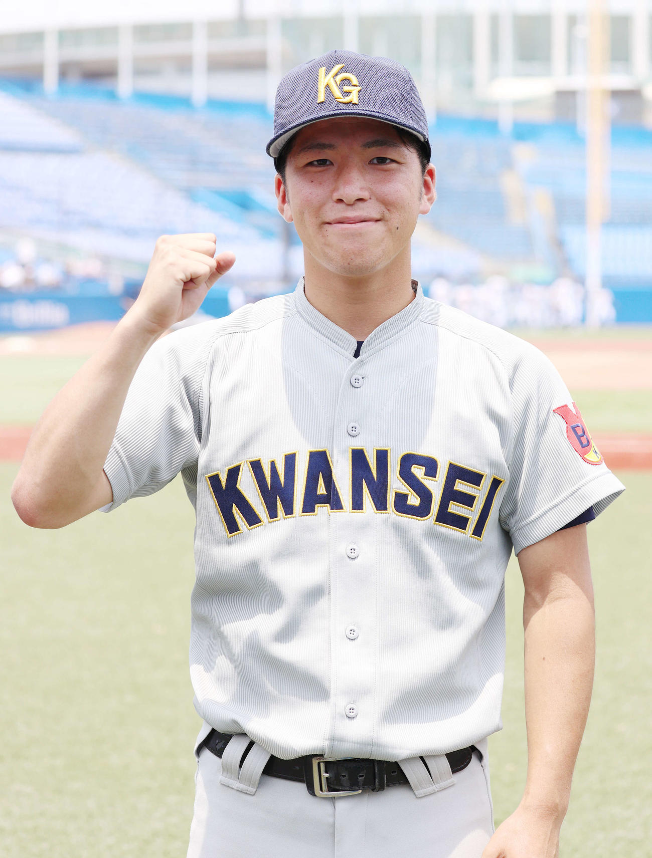 松山大対関学大　松山大を下し、笑顔でガッツポーズを見せる黒原（撮影・河野匠）