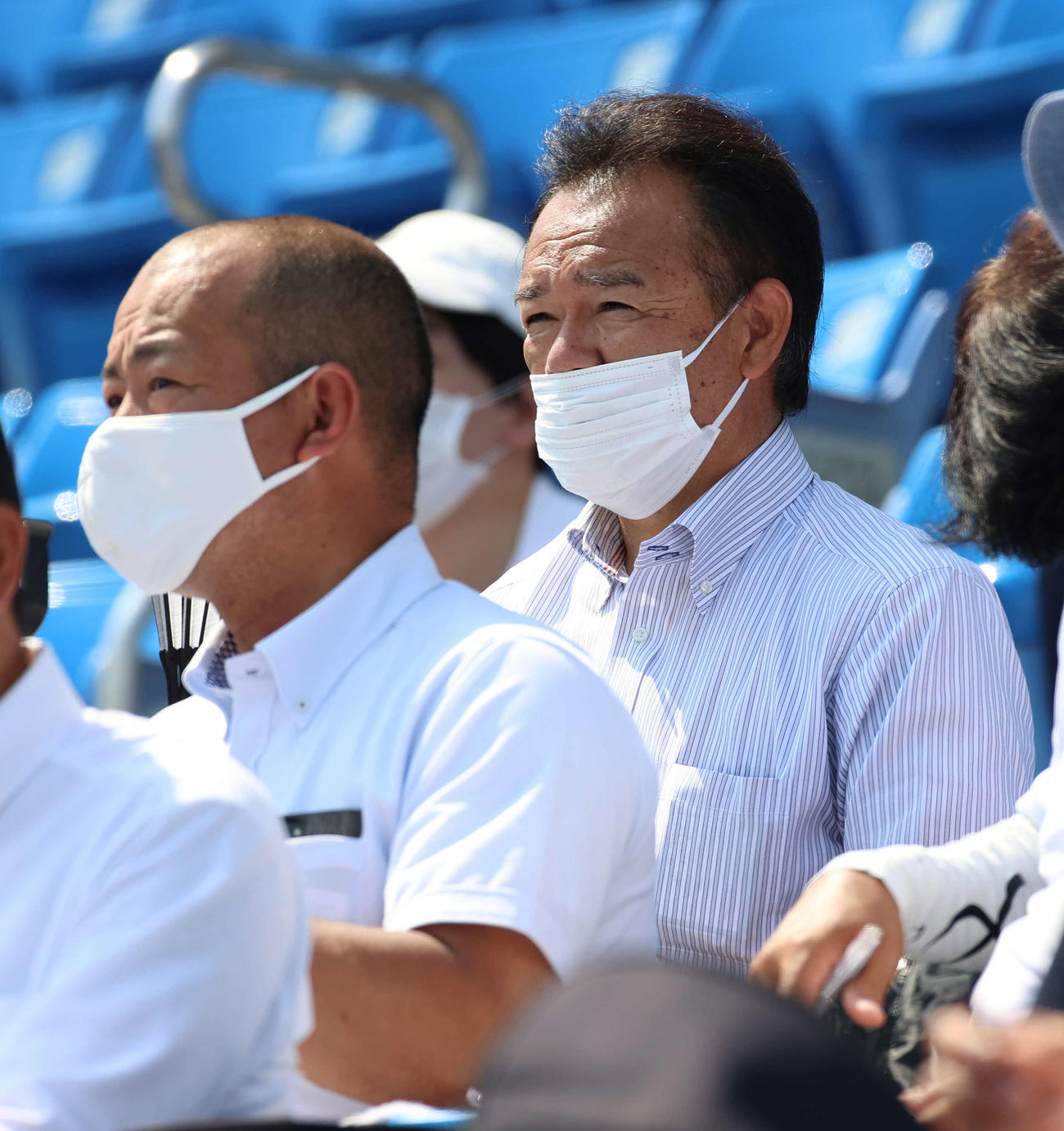 松山大対関学大　関学大・黒原の投球を見つめる阪神和田TA（右）（撮影・河野匠）