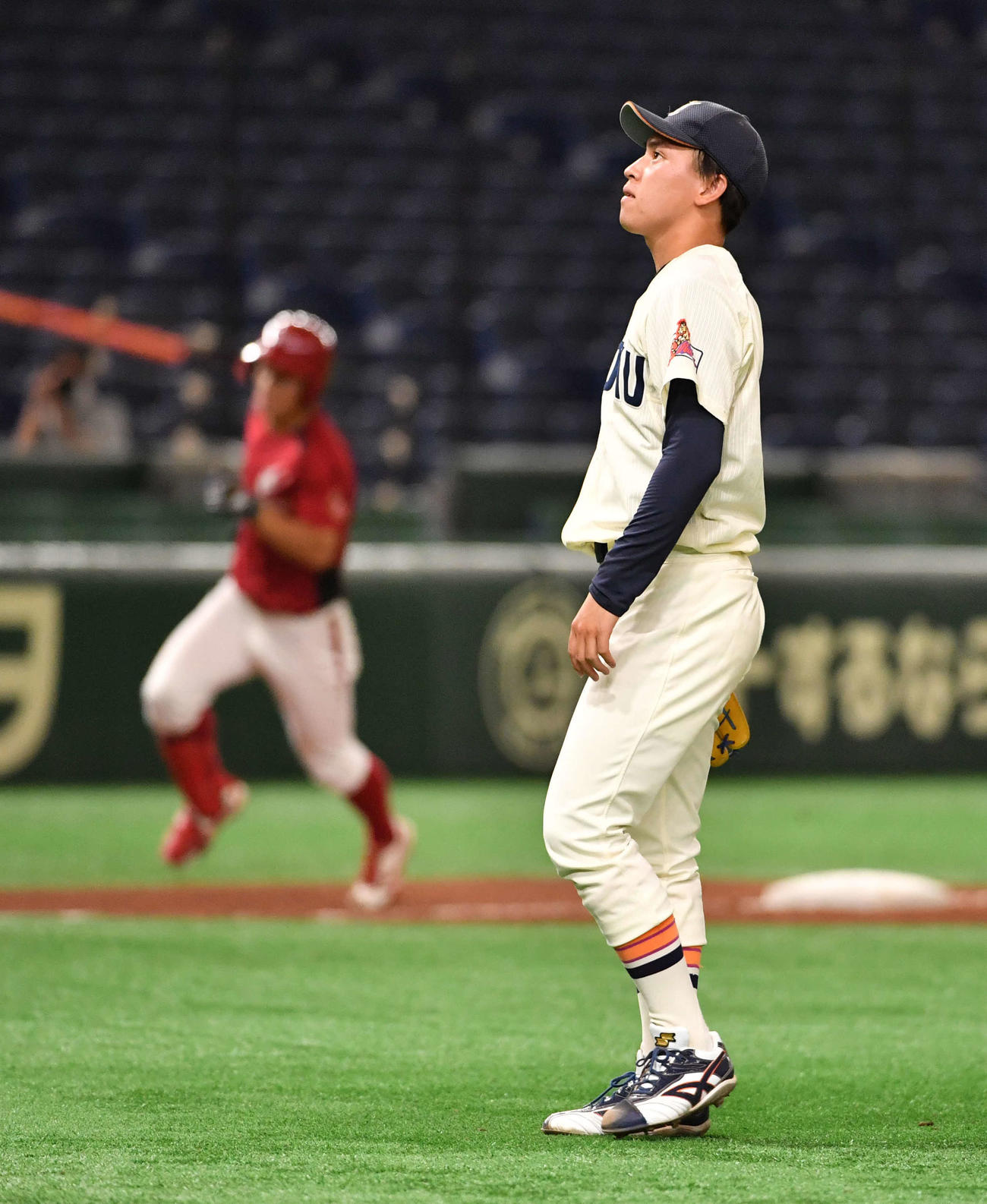 共栄大対東北福祉大　2回表共栄大無死、高嶋に右越えに本塁打を浴びた東北福祉大・三浦（撮影・柴田隆二）