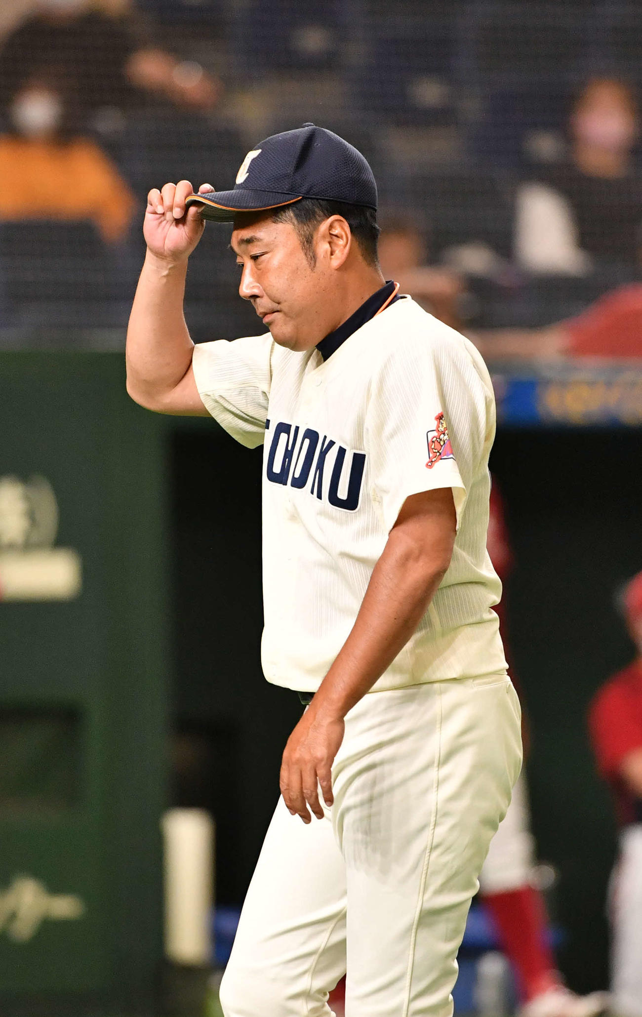 共栄大対東北福祉大　選手交代を告げベンチに戻る東北福祉大・大塚監督（撮影・柴田隆二）