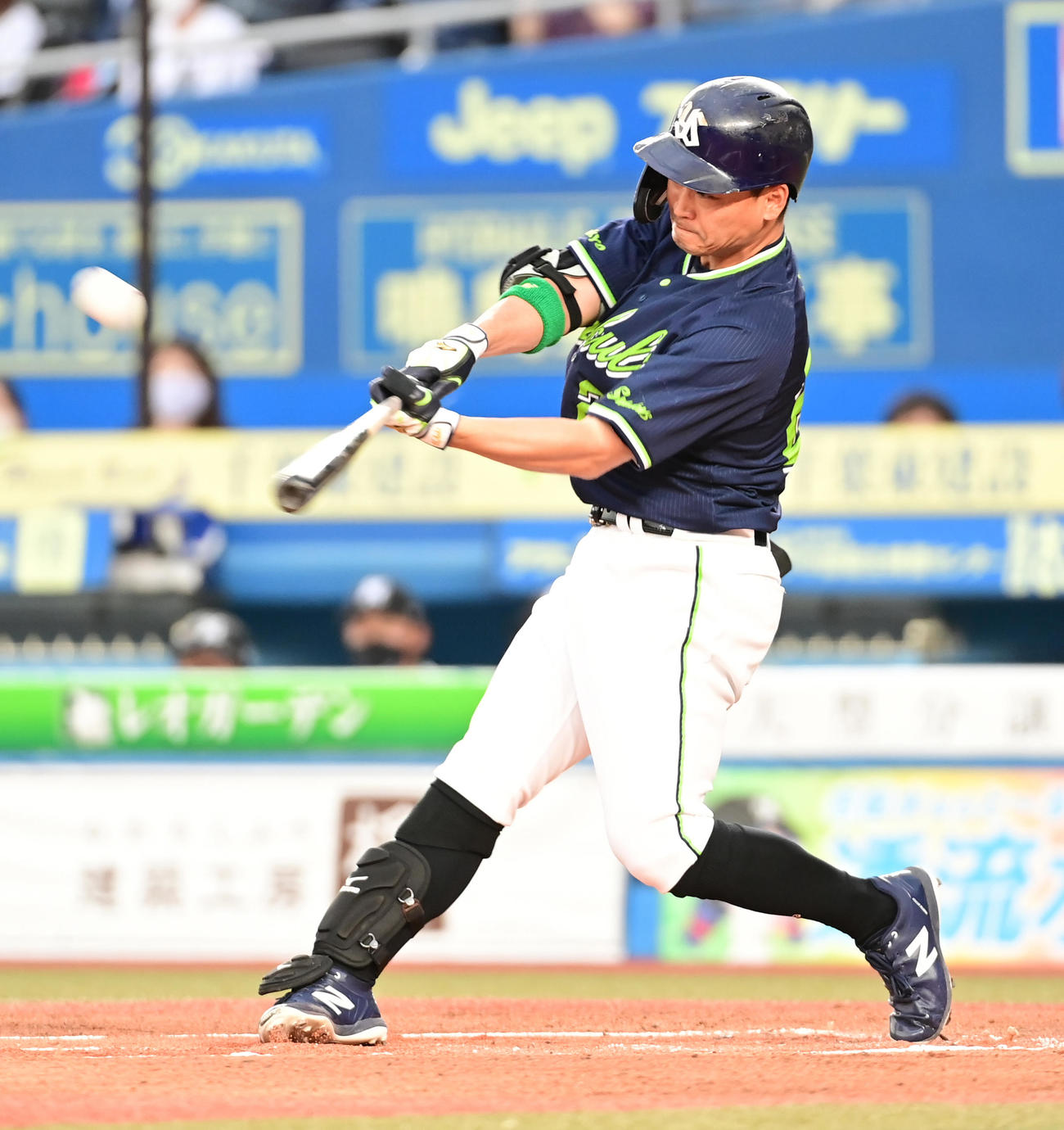 ロッテ対ヤクルト　1回表ヤクルト無死、青木は中越えに2者連続本塁打を放つ（撮影・小沢裕）