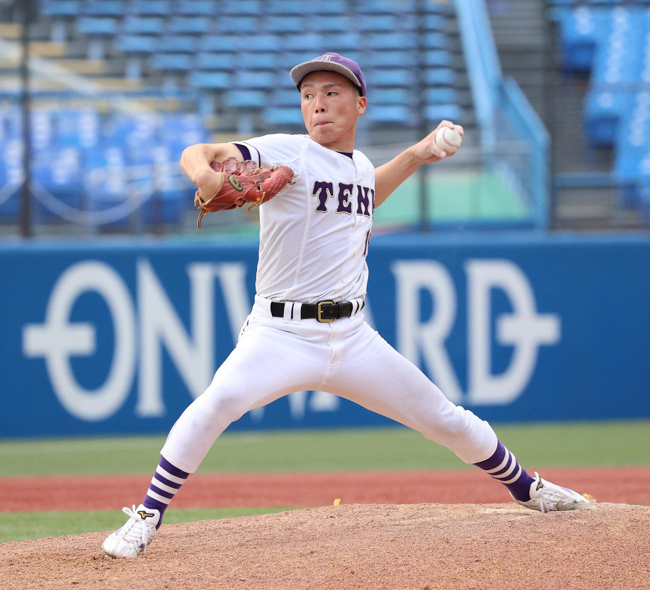 天理大対東農大北海道オホーツク　6回途中に天理大2番手で登板した井奥（撮影・河野匠）