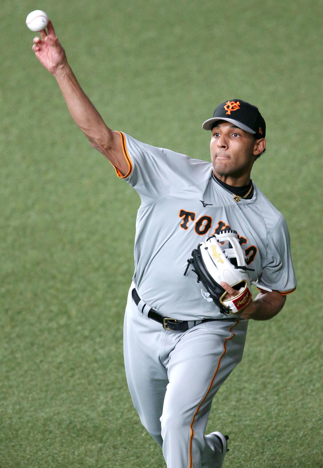 オリックス対巨人　試合前の練習でキャッチボールする巨人サンチェス（撮影・上山淳一）