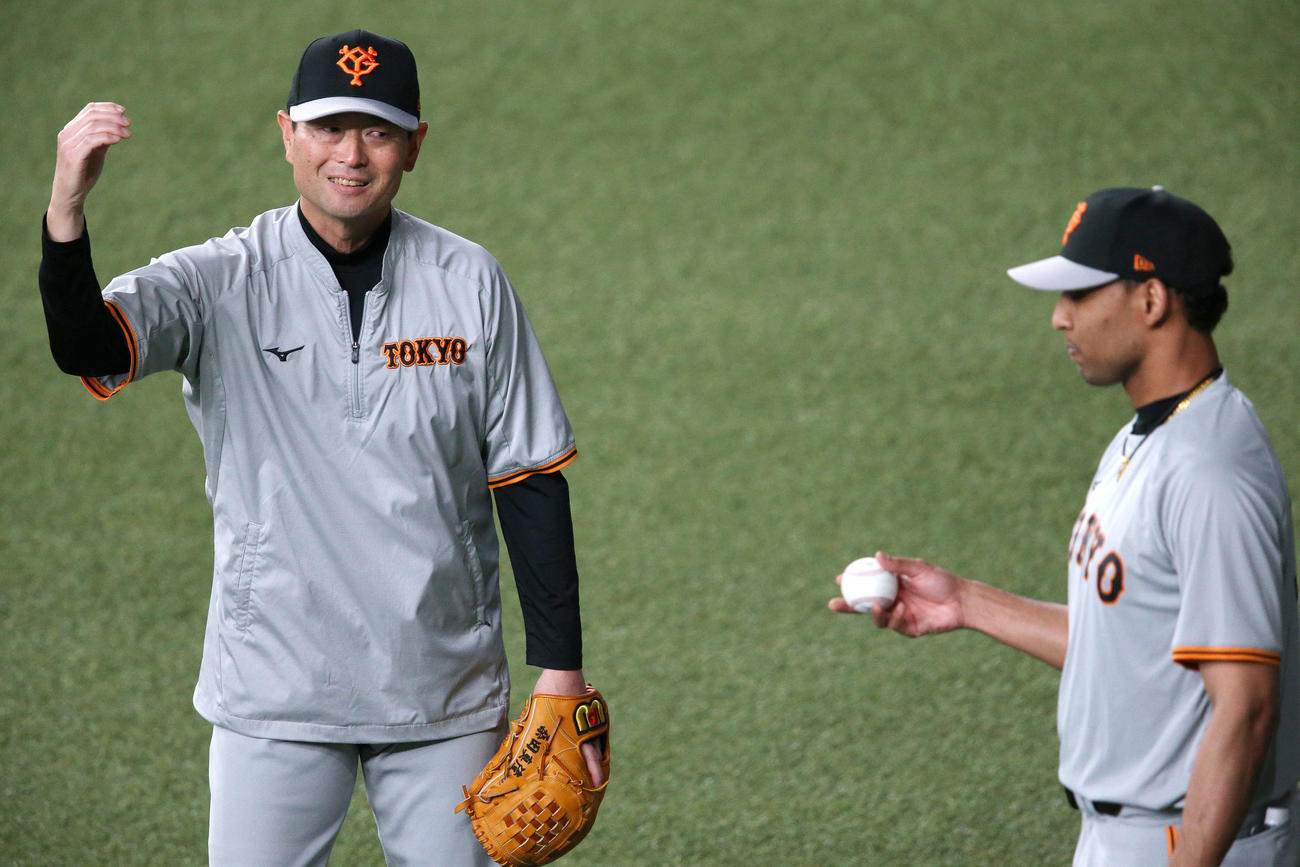 オリックス対巨人　試合前の練習でサンチェス（右）は桑田投手チーフコーチ補佐の指導を受ける（撮影・上山淳一）