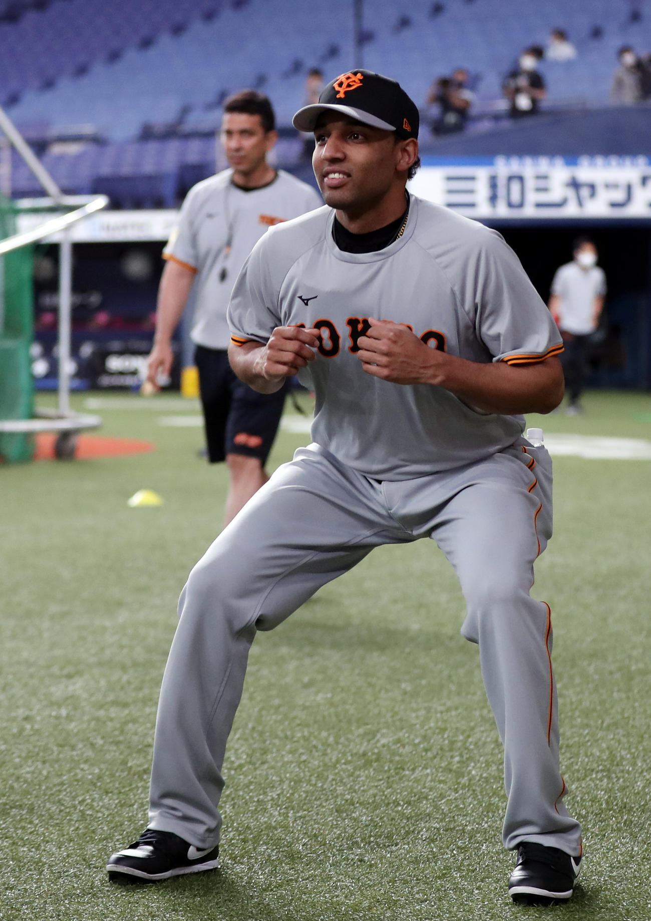オリックス対巨人　笑顔でウオーミングアップをするサンチェス（撮影・狩俣裕三）