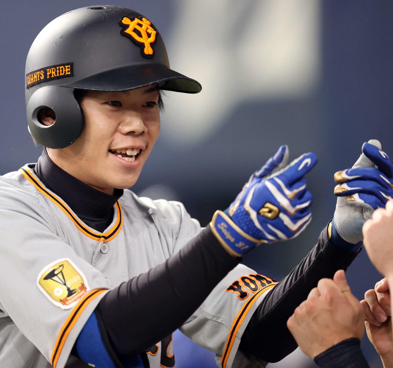 オリックス対巨人　1回表巨人無死、先頭打者本塁打を放ち、ベンチで「キュンです」ポーズを決める松原（撮影・狩俣裕三）