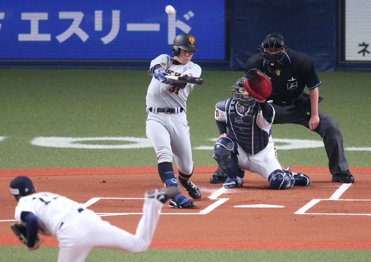 オリックス対巨人　1回表巨人無死、右越えに先頭打者本塁打を放つ松原（撮影・上山淳一）