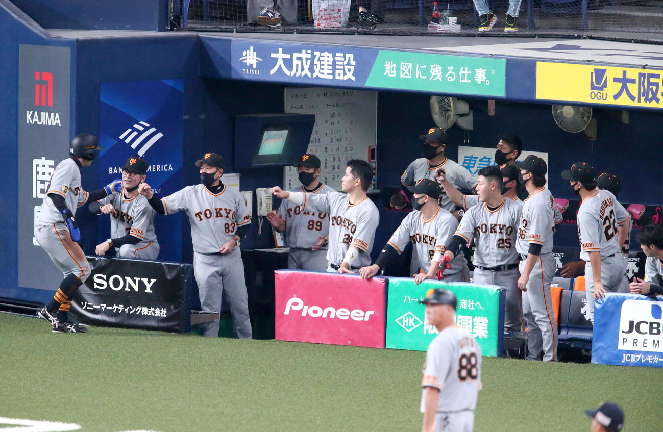 オリックス対巨人　5回表巨人1死一塁、原監督（左から3人目）はウィーラーの左適時二塁打で生還の松原（手前左）を出迎える（撮影・上山淳一）