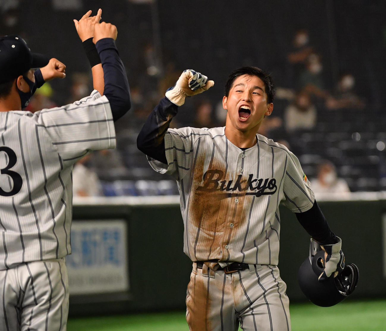 名城大対佛教大　3回裏佛教大2死二塁、森本の右前適時打で二塁走者大星が生還する（撮影・柴田隆二）