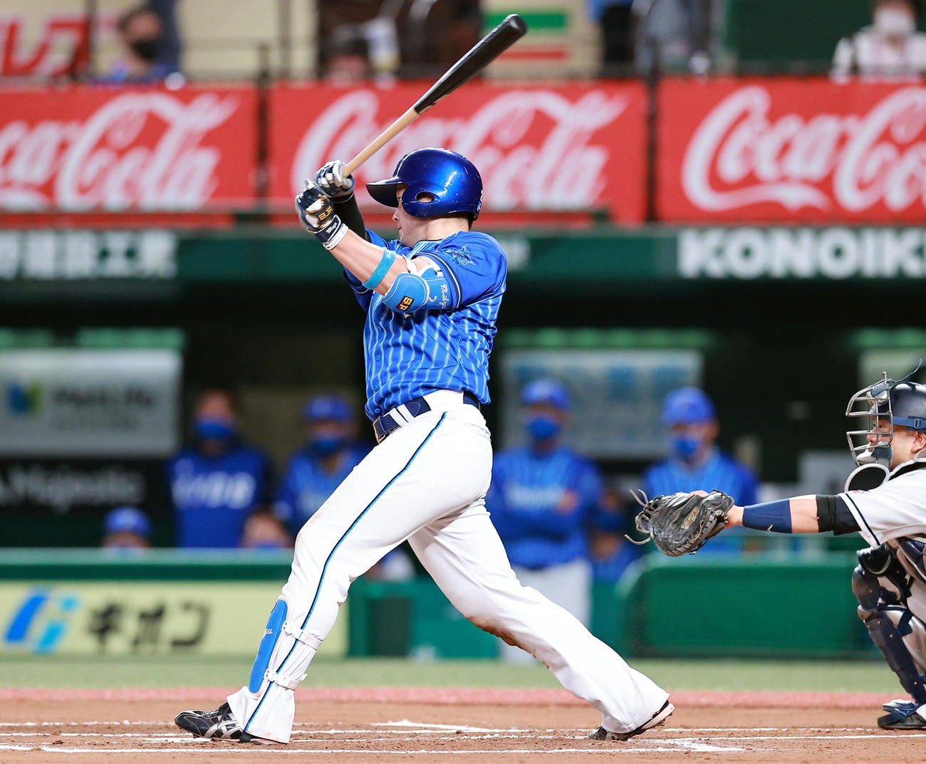 西武対DeNA 6回表DeNA1死、牧は右前打を放つ（撮影・浅見桂子）