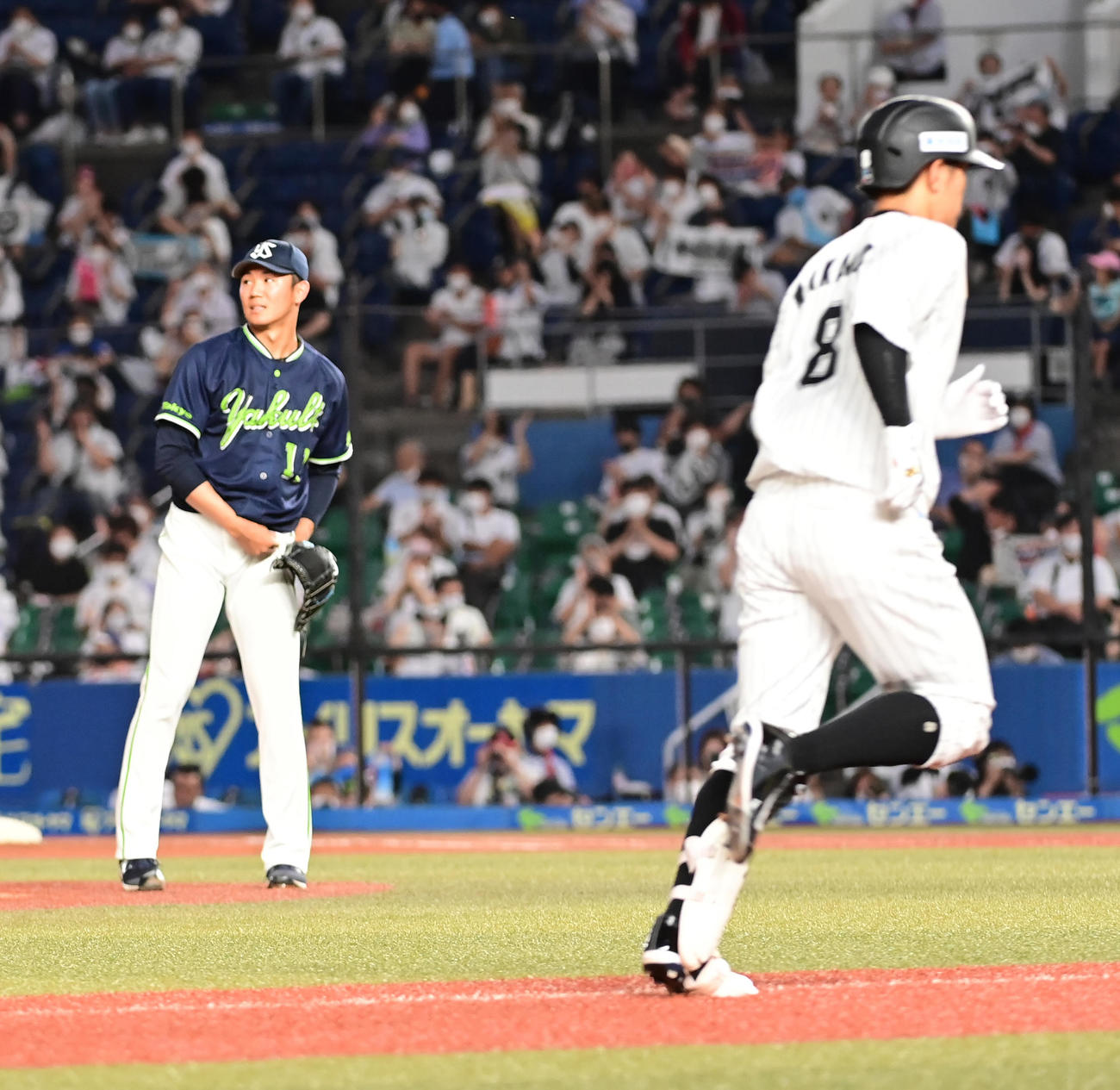 ロッテ対ヤクルト　3回裏ロッテ1死、ヤクルト先発の奥川は中村奨（右）に左越えの同点ソロ本塁打を許す（撮影・小沢裕）