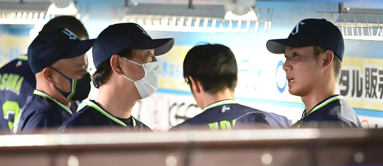ロッテ対ヤクルト　5回の投球を終えたヤクルト先発の奥川（右）は、左から石井、伊藤両投手コーチから交代を告げられる（撮影・小沢裕）