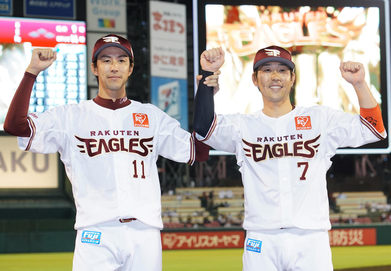 中日に勝利し、お立ち台でガッツポーズを見せる楽天岸（左）と鈴木大（撮影・菅敏）
