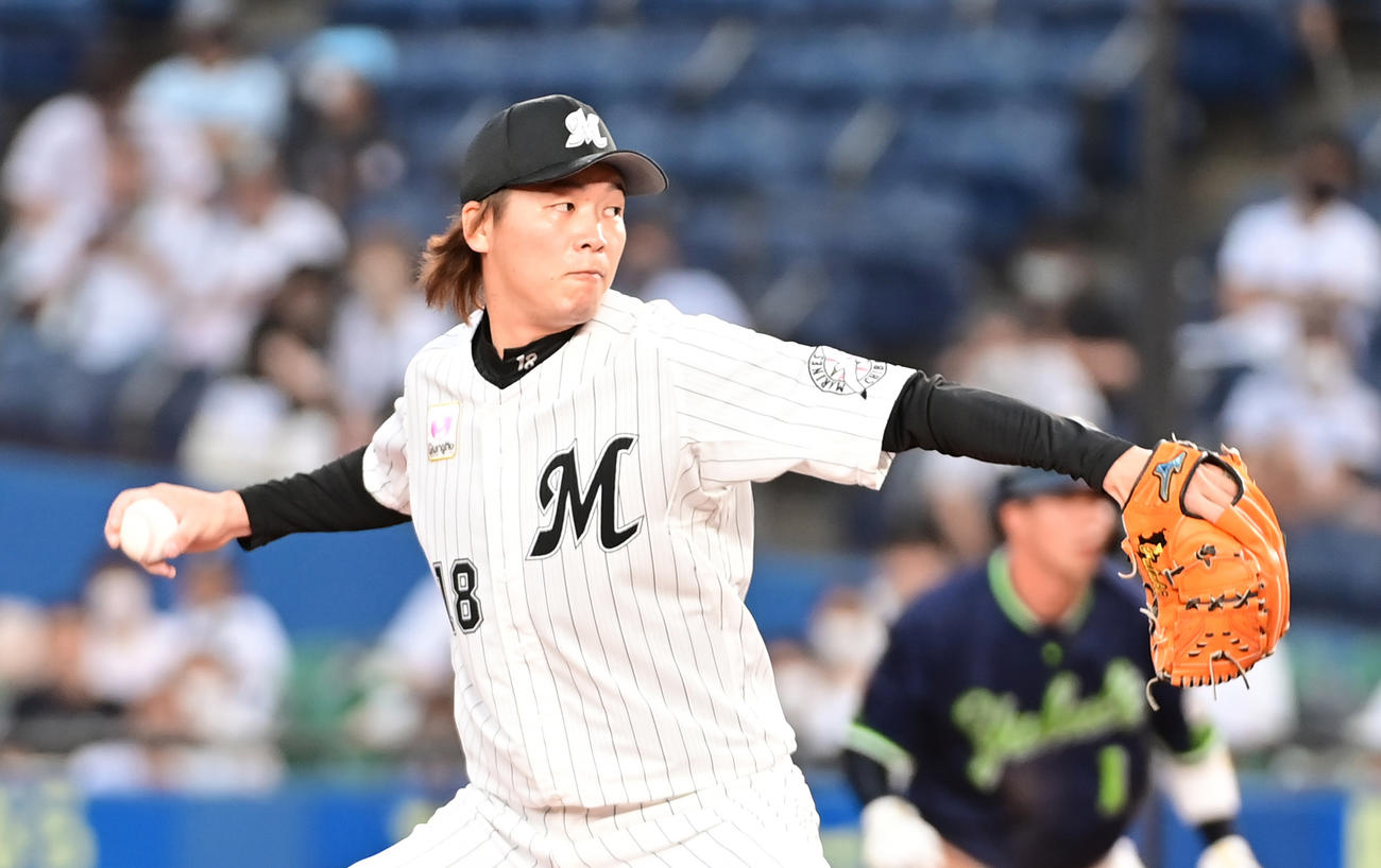 ロッテ対ヤクルト　ロッテ先発の二木（撮影・小沢裕）