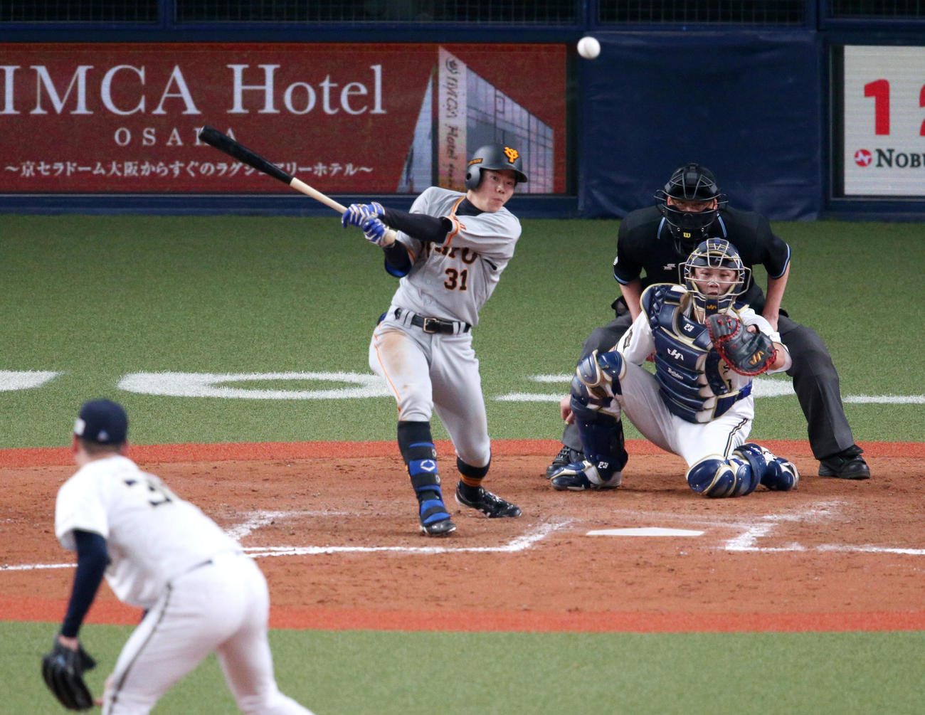 オリックス対巨人　9回表巨人2死二塁、松原は中越え適時三塁打を放つ（撮影・上山淳一）
